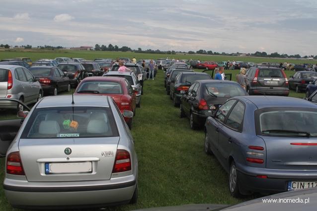 Poświęcono pojazdy na płycie lotniska 