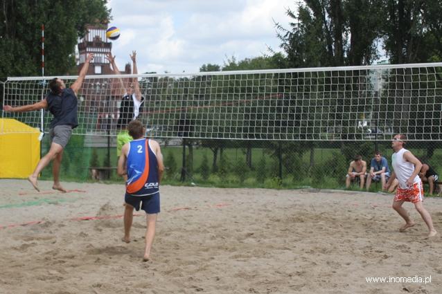 Rywalizowali na piasku w siatkówkę plażową