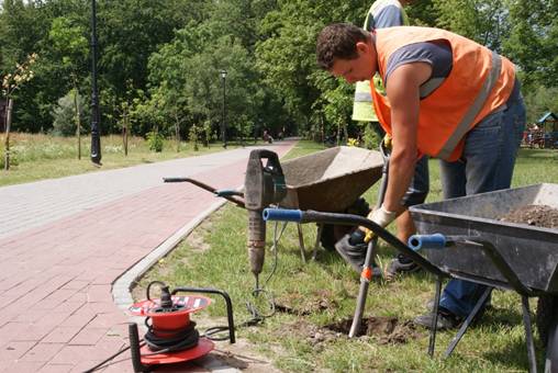 Montują znaki w nowej części Solanek