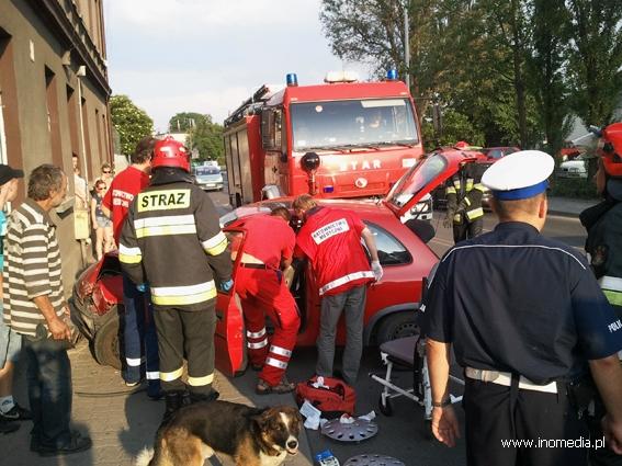 Samochód uderzył w kamienicę