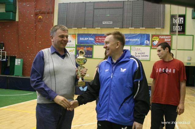 Księża rywalizowali przy stole do ping ponga