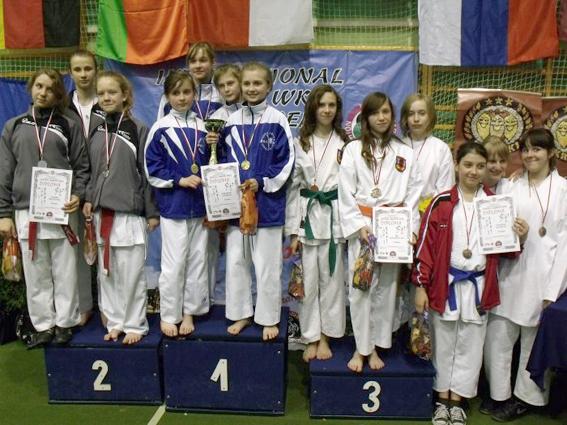 Dziewięć medali dla zawodników IKS Karate