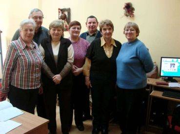 Seniorzy z komputerem za pan brat
