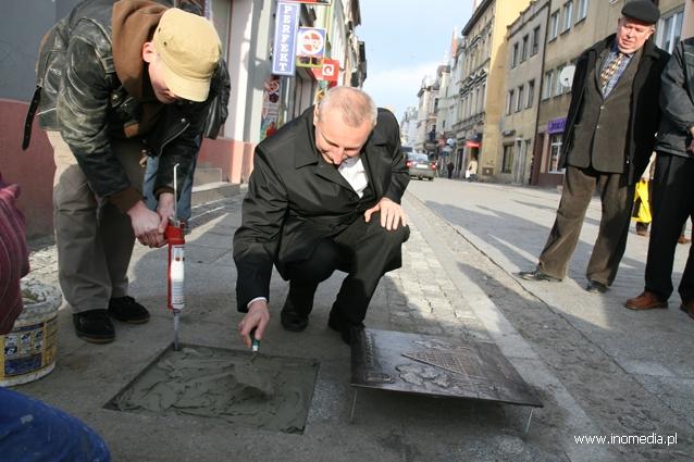 Prezydent wmurował pierwszy odlew z brązu
