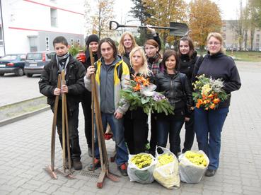 Uczniowie z ZSP nr 5 pamiętali o grobach