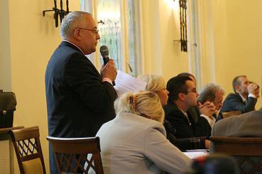 Radny Olech wymachuje pompką do przepychania zlewu