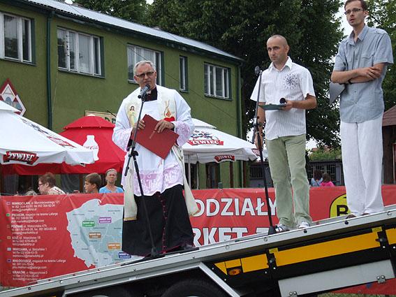 Poświęcono pojazdy na płycie lotniska