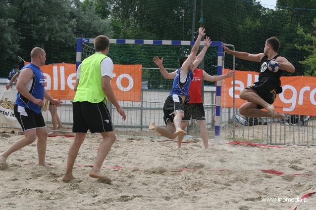 Od rana walczą na plaży
