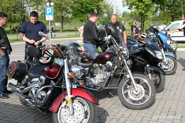Motoryzacyjnie przed inowrocławską halą