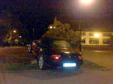 Nietypowe parkowanie przed halą...