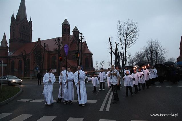 Droga Krzyżowa w strugach deszczu