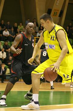 Big Mike grającym asystentem w Sportino