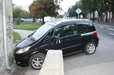 Uciekał kradzionym autem