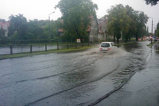 Oberwanie chmury nad miastem