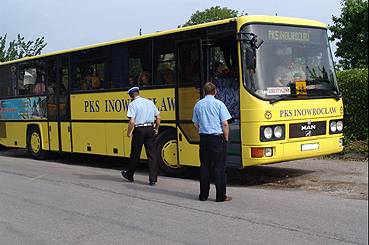 Policja kontroluje autokary