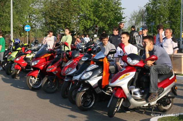 Skutery, motory i quady zjechały pod halę