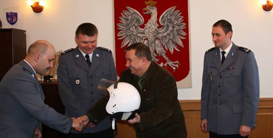 Policjanci z nowymi kaskami