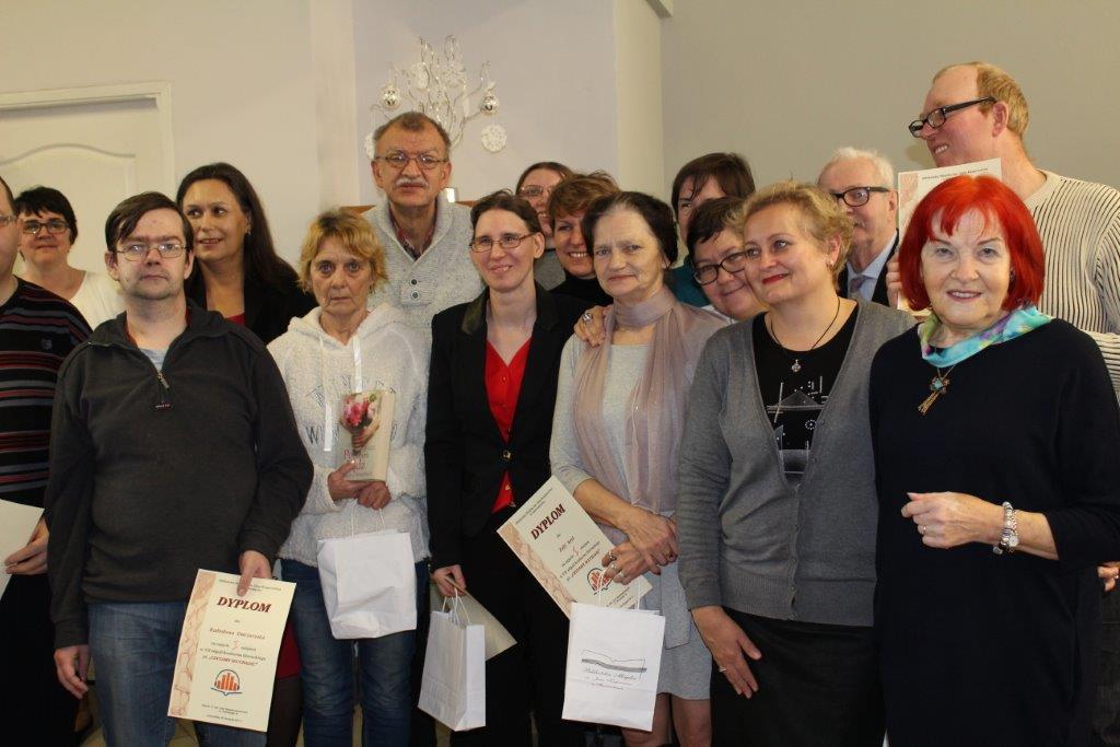 W bibliotece czytają różnymi metodami