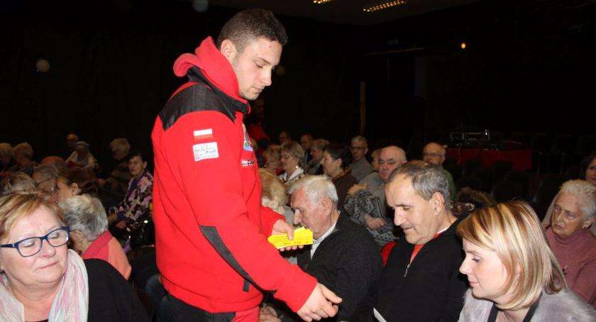 Policjanci i ratownicy wodni debatowali z seniorami