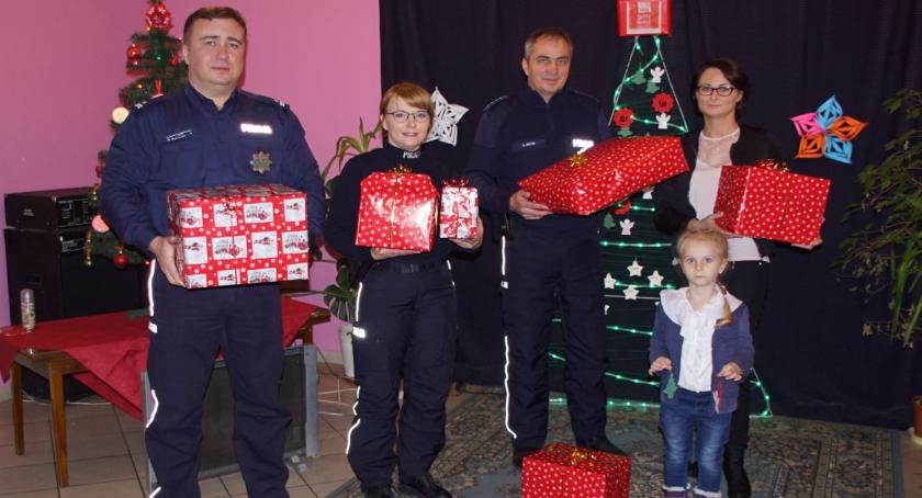 Policjanci włączyli się do akcji Szlachetna Paczka