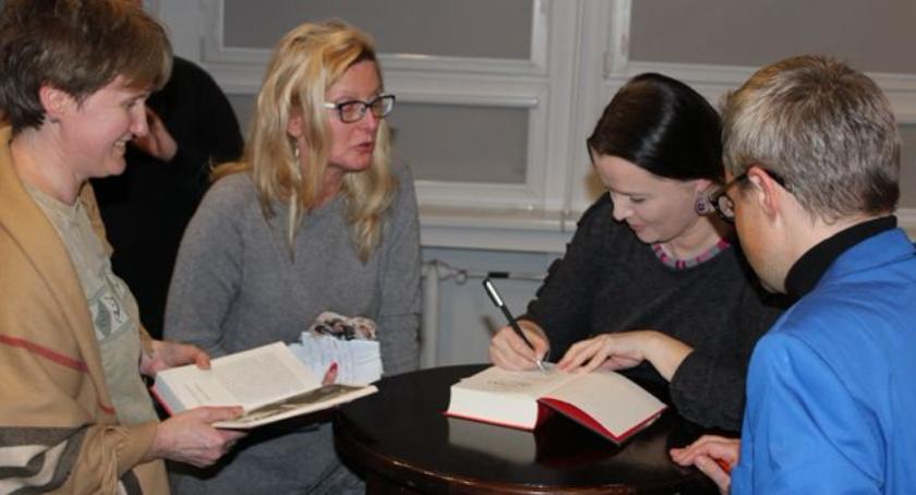 Jowita Budnik odwiedziłą Bibliotekę Miejską 