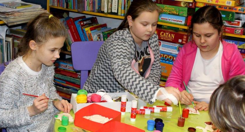 Magia świątecznych ozdób w Filii nr 2 dla Dzieci