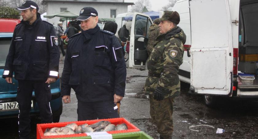 Policjanci skontrolowali punkty sprzedaży ryb