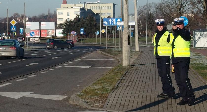 Policjanci złapali kierowce na podwójnym gazie
