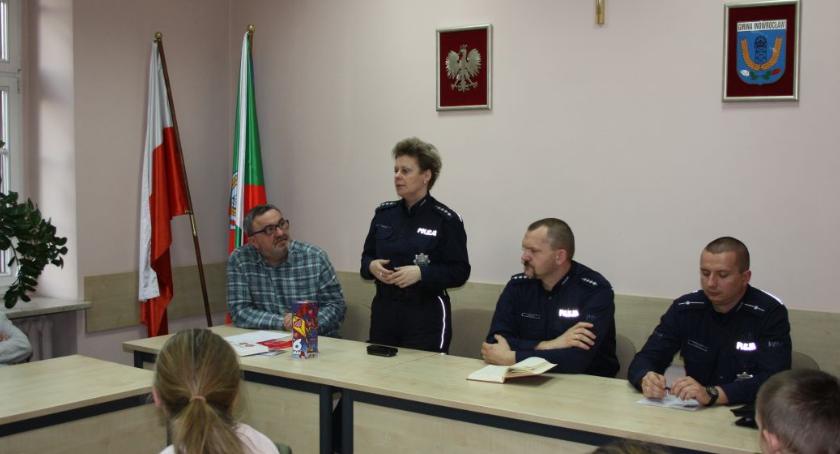 Policjanci szkolą wolontariuszy, jak bezpiecznie kwestować 