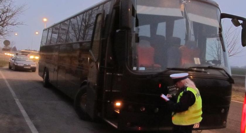 Policja kontroluje autokary