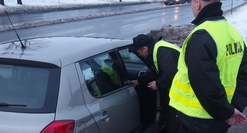 Policja kontrolowała samochody i pieszych