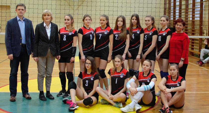 Dziewczęta rywalizowały pod siatką