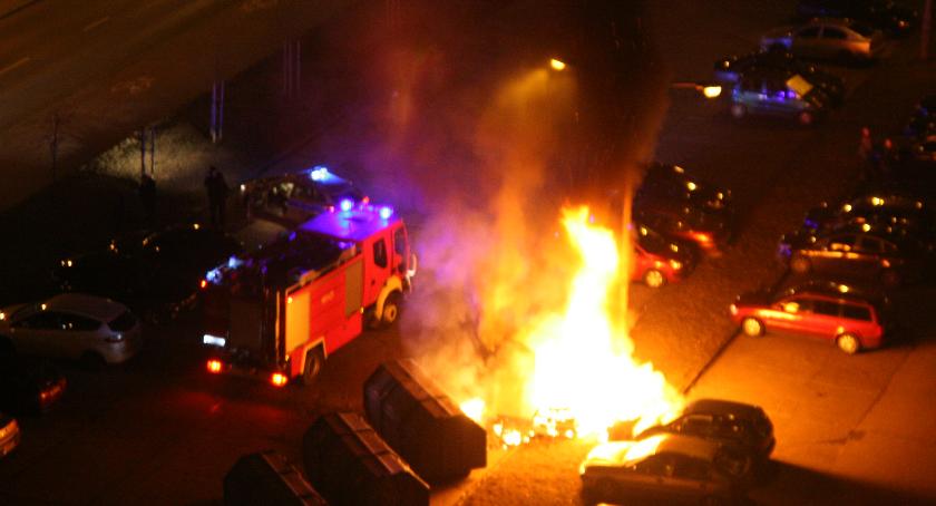 Pożar śmietnika, uszkodzone dwa samochody