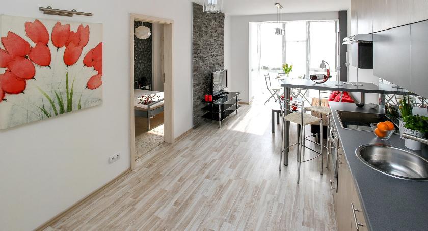 Wynajem apartamentu na majówkę z rodziną - wady i zalety takiego rozwiązania