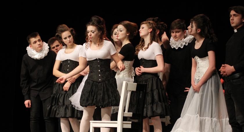 „Świecie nasz czarno-biały” na deskach teatru