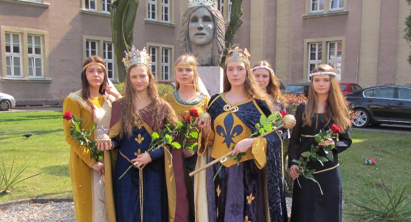 W III LO rządy objęły nowe królowe
