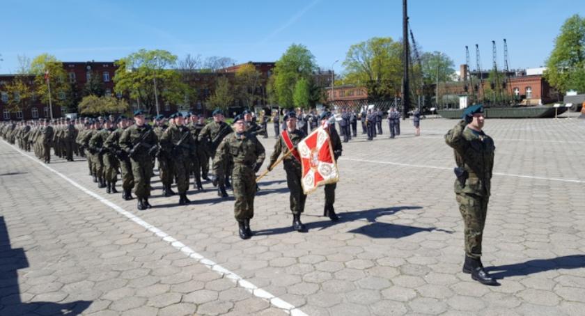 Uczniowie ZSP Kościelec na Święcie Jednostki Wojskowej