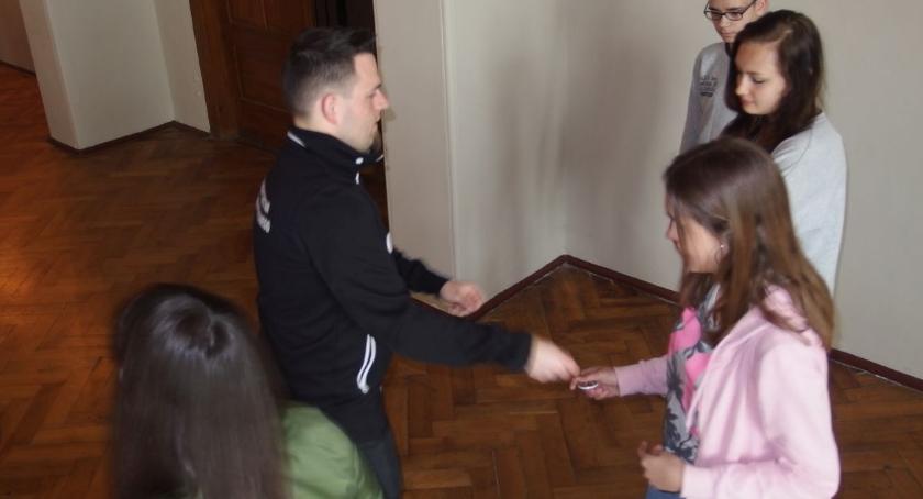 Cyberprzemoc, ruch drogowy i numery alarmowe