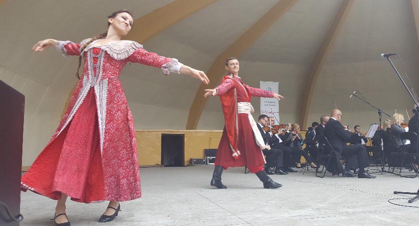 Powiewa flaga biało-czerwona