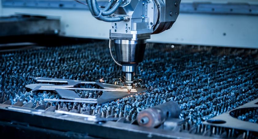 Omawiamy nowoczesne technologie działania na metalach. Poznaj wady i zalety laserowego cięcia blach 