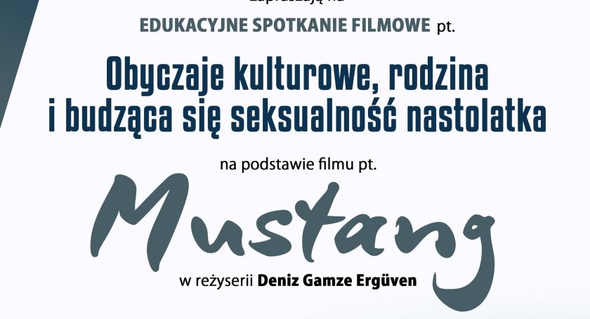 Obyczaje kulturowe, rodzina i budząca się seksualność nastolatka