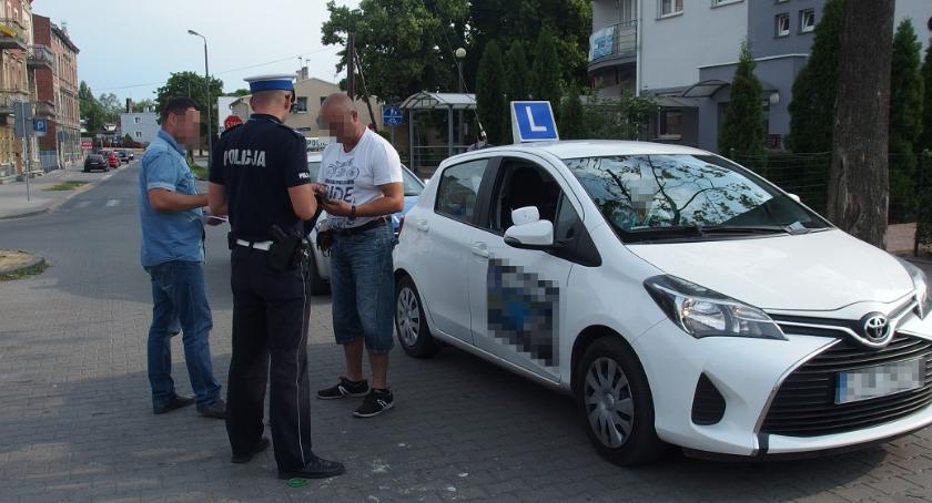 Akcja sprawdzania samochodów nauki jazdy