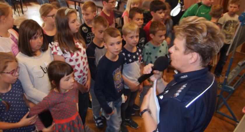 Ciekawie i edukacyjnie na zajęciach z policjantami