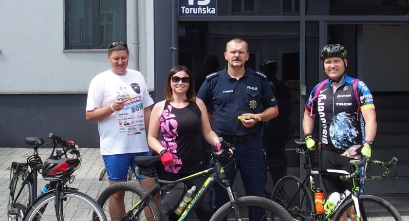 Rowerowa mundurowa sztafeta w słusznej sprawie