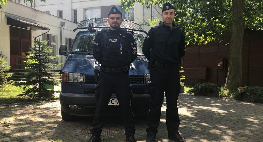 Policjanci udzielili pomocy nieprzytomnemu mężczyźnie