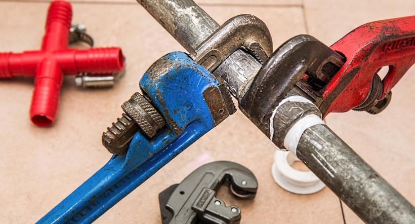 Złodziejka udawała, że jest hydraulikiem