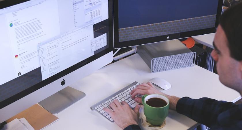 Kadry i płace – zalety outsourcingu