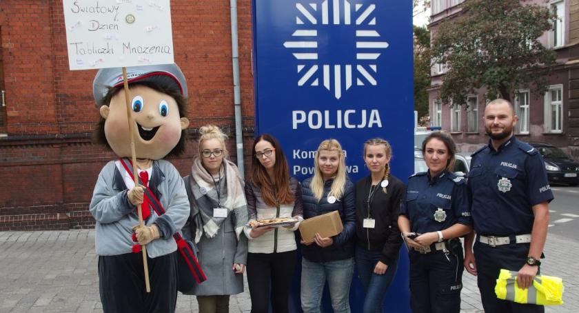 Przepytali policjantów, a policjanci nie pozostali im dłużni