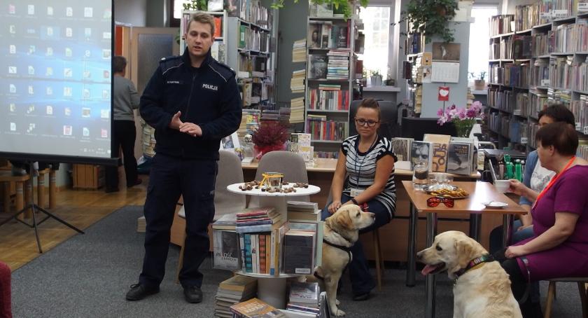 Cwaniak, Marat i Iskra w bibliotece