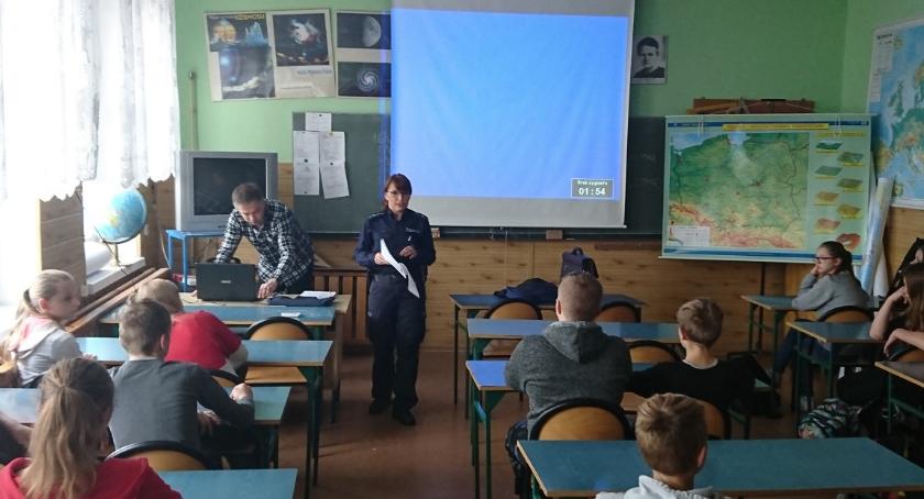 Policjanci informowali, jak bezpiecznie korzystać z internetu